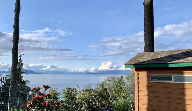 Woke Up at the Edge of the Pacific- Private Room with Free Parking in Nanaimo