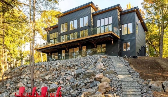 WoodLake Retreat – High-Speed Comfort, Cozy Sauna, Timeless Views