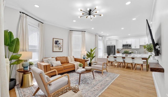 World Cup 5BR Group stay Near Downtown Boston Parking, Backyard & Walk to Train in Boston