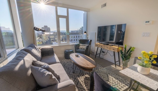 Yates Sunset View-Enjoy amazing sunsets from this corner unit on the 11th floor!