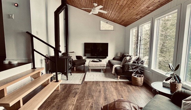 Yogi's Lakefront Cabin in Highlands East