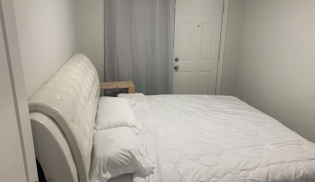 Yorkdale-Glen Sweet Apartment Suites