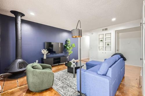 Your Comfy King Suite Getaway - Sleeps 4 - Pool, Prkg in Austin
