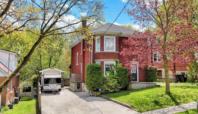 Your Home Away From Home. 3 Bedrooms and an office, walking distance to Gaslight