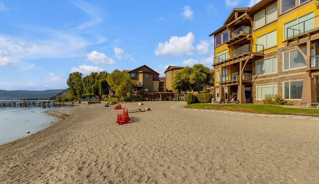 Your personal oasis! 3 bedroom condo! Top floor!