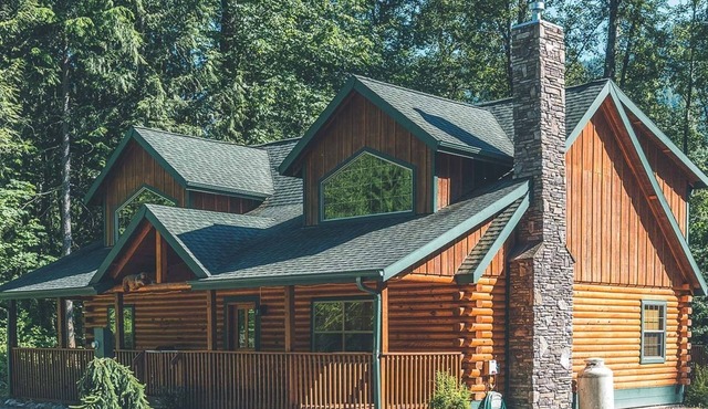 Zigzag Mountain Lodge, family getaway, fireplace, BBQ, hot tub, dog friendly in Rhododendron