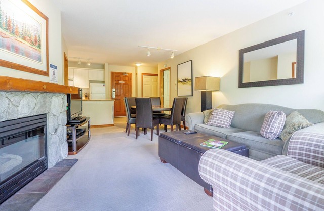 Aspens # 547 Prime Ski-in Ski-out Location! Top Floor Unit, Pool, Hot tubs, BBQ in Whistler