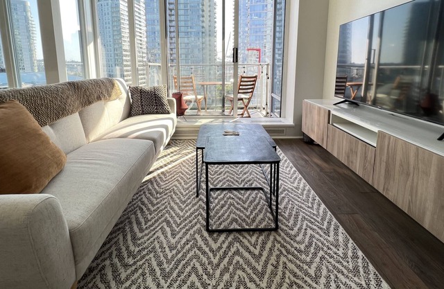 Central Downtown: Bright, Modern 1.5br Condo, Sleeps 5 + Pool/AC/Gym