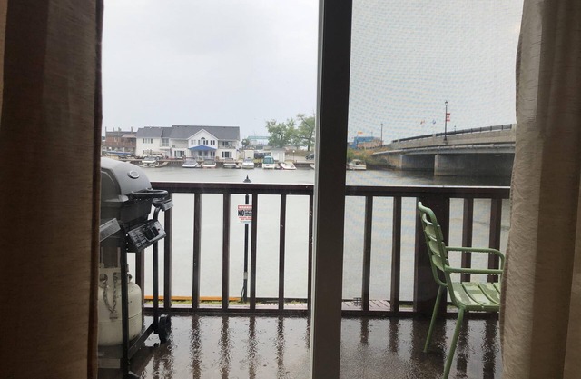 Dock Life Beach 1 - Cottage 11, Riverside 2 bedroom, 3 min walk to Beach 1