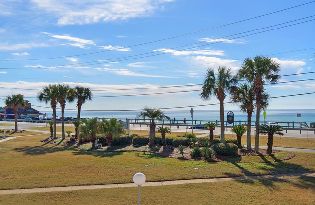 Ground floor, Across from the Beach, Free Beach Service, Pool in Miramar Beach