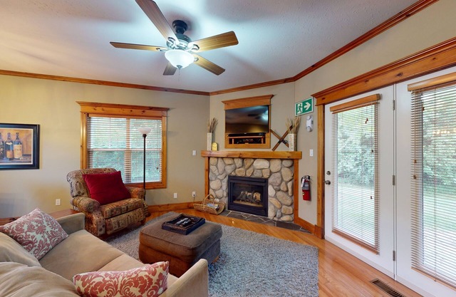Ground floor, comfortable dog-friendly condo w/high-speed WiFi & shared pool