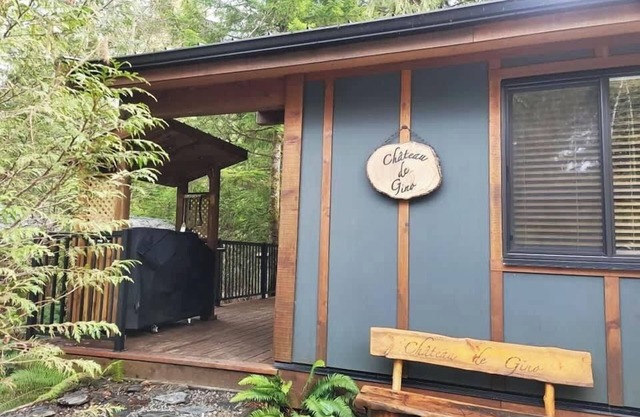 Hot Tub - Pet Friendly - Cozy Escape with Fire Pit