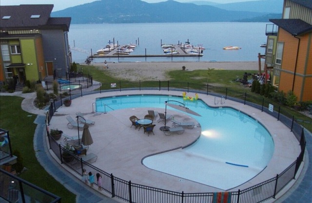 Lakefront Modern & Luxurious 2 Bedroom & Loft