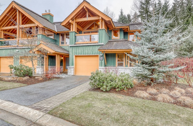 Relaxing first-floor townhouse with a private hot tub, fireplace, & great views