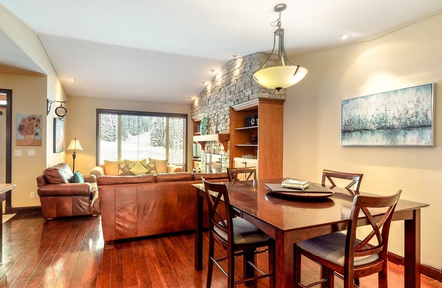 Ski-in/ski-out condo w/private hot tub, gas fireplace & mountain views