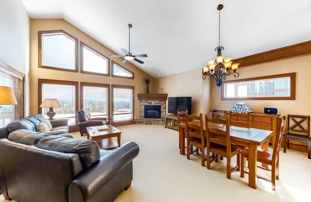 Ski-in/ski-out townhouse right next to lifts - private hot tub, fast WiFi & W/D