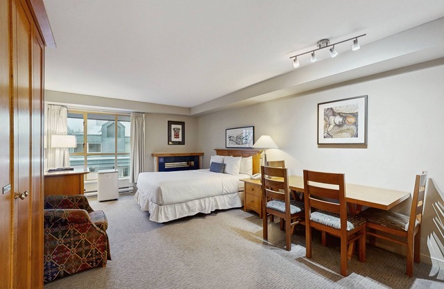 Ski lover's 4th-floor studio with fireplace, free WiFi, & well-equipped kitchen