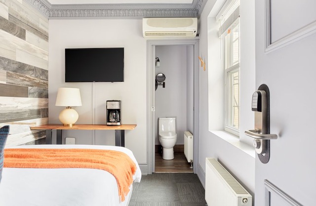 Sonder | The Wellesley | Warm Room + Courtyard