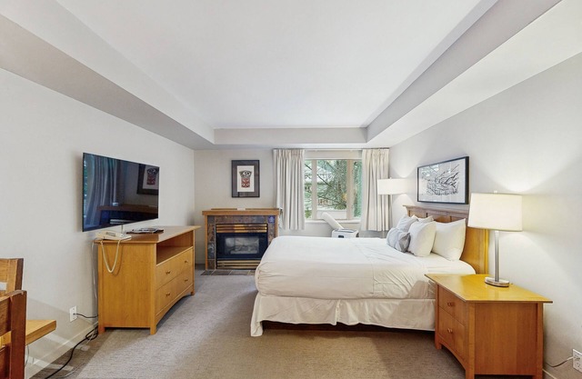 Walk-to-lift studio with mountain views, fireplace, jetted tub, & gym access