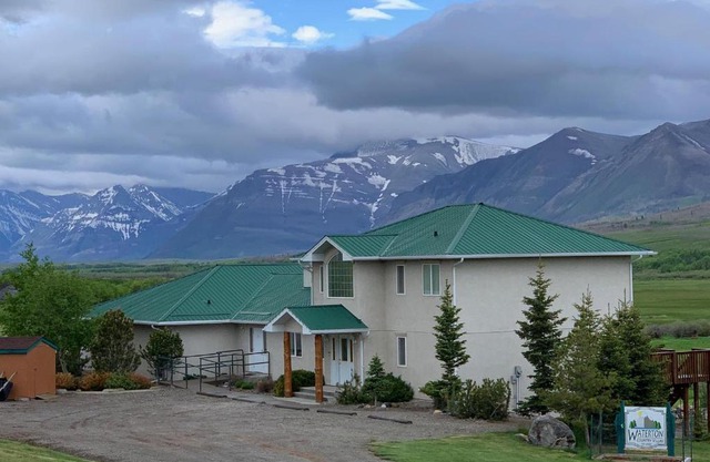 Waterton Country Villas - 1 Private Rm w view