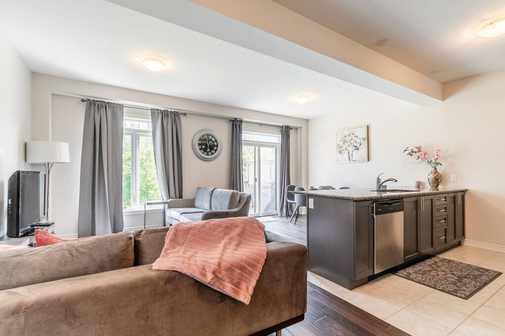 Stoney Creek House | Lakeshore 3BR 2 5BA Townhome 1 min to the Beach