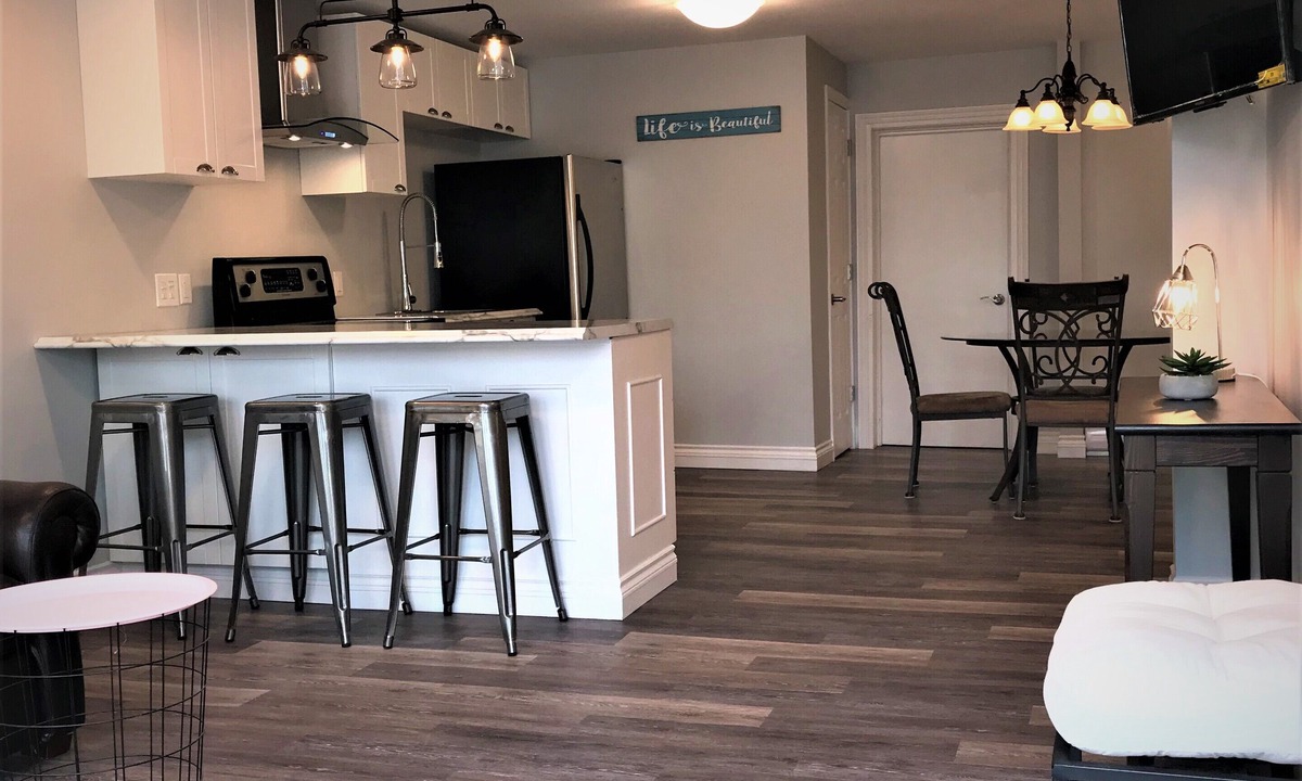 Carleton Place Apartment | Esther's Place-Carleton Place Downtn Apt