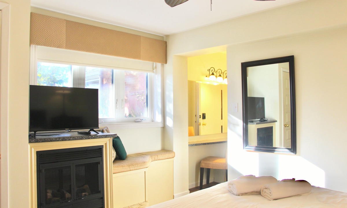 Zurich Bed & Breakfast | The Brentwood Waterfront Retreat