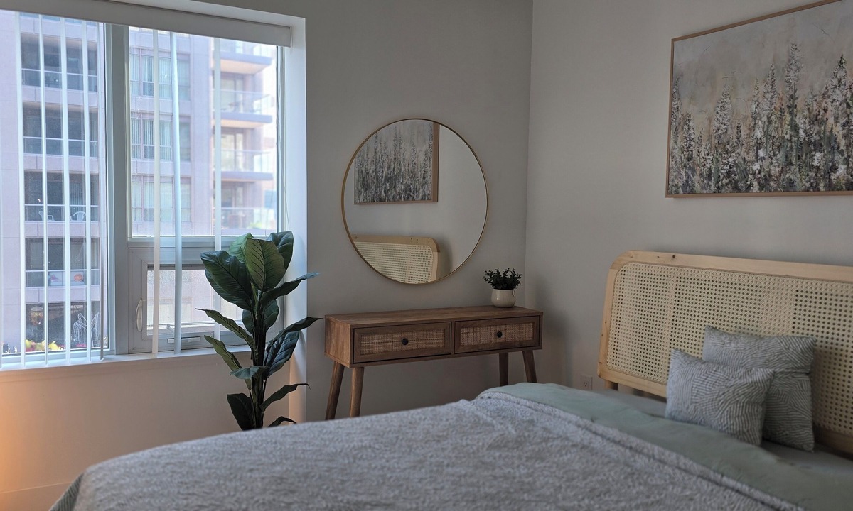 Bay Cloverhill Condo | Luxurious City Retreat with Stunning Views, Modern Amenities & Prime Location!nn