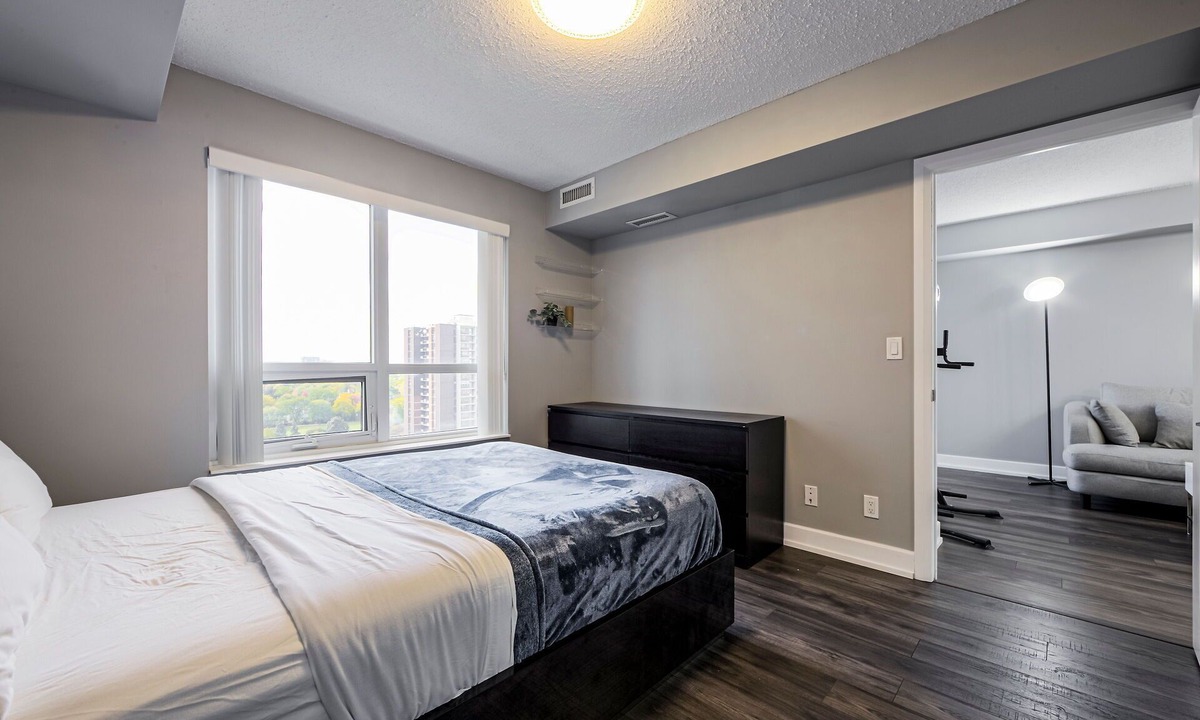 Etobicoke Apartment | 1 BDRM w pool. Perfect location. Free parking
