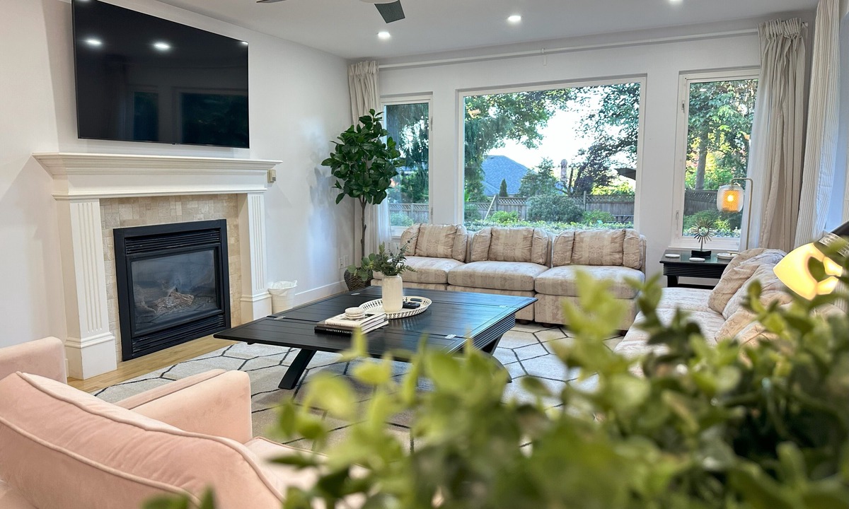 East Newton North House | Private Resort Like Living in Metro Vancouver. Free Parkings.