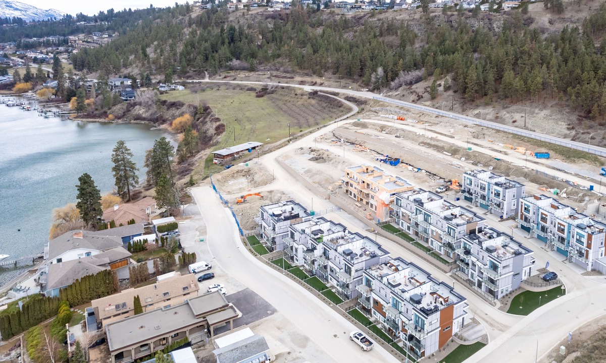 Central Okanagan House | Waterfront, Rftp Patio & Hottub