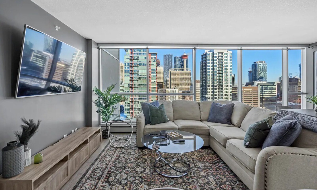 Beltline Apartment | King Bed , VIP 2 Bedroom, Walk to Saddledome , UG Stall , AC, Mins to Saddledome