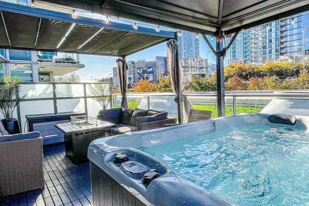 Crosstown Apartment | Paradise City - Skyline Hot Tub