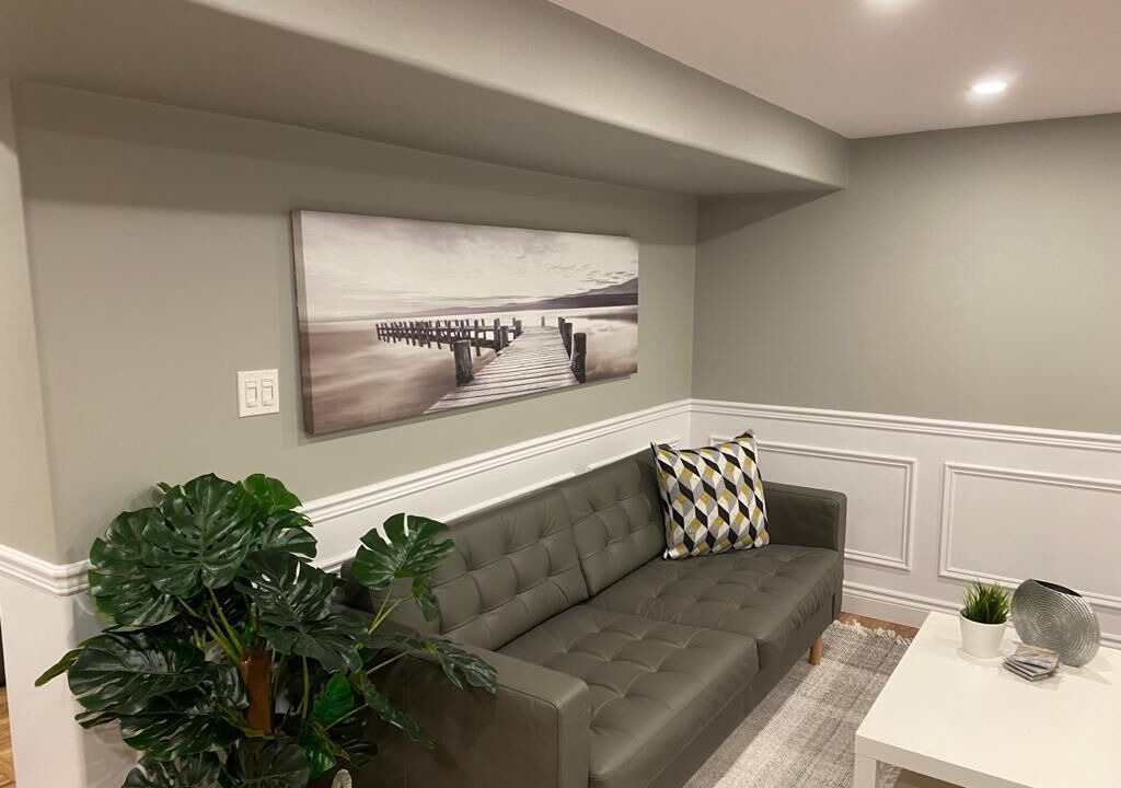Grimsby Apartment | Grimsby Lakeview Suite l 2 Min Walk to Lake Ontario l King Bed l Great Value