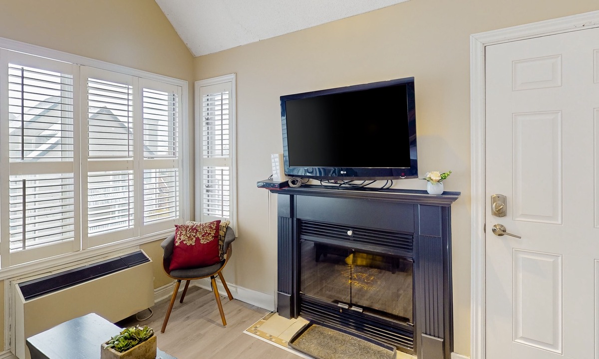 Craigleith Apartment | Walk to the chair lift Lofty condo w/shared pool & tennis - dogs OK