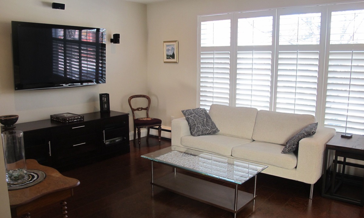 Wanless Park Apartment | Beautiful 2 bedroom home - includes laundry and parking