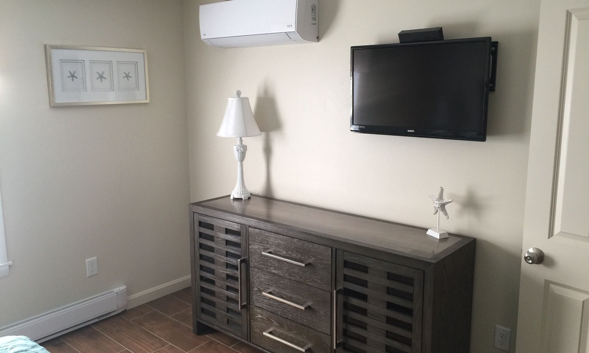 Ocean Park Apartment | MODERN 3 BEDROOM WITH AIR CONDITIONING AND FREE BEACHFRONT PARKING PASS .