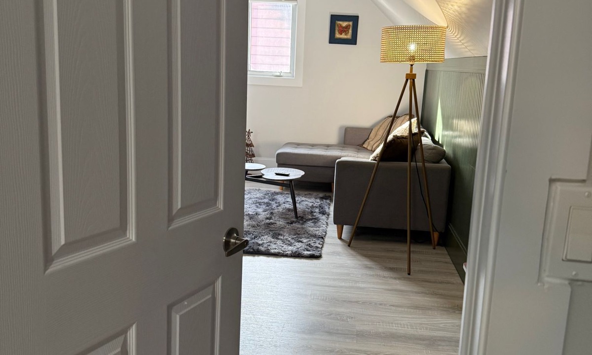 London Apartment | Newly Renovated Loft Prime Location Free Parking & Washer/Dryer