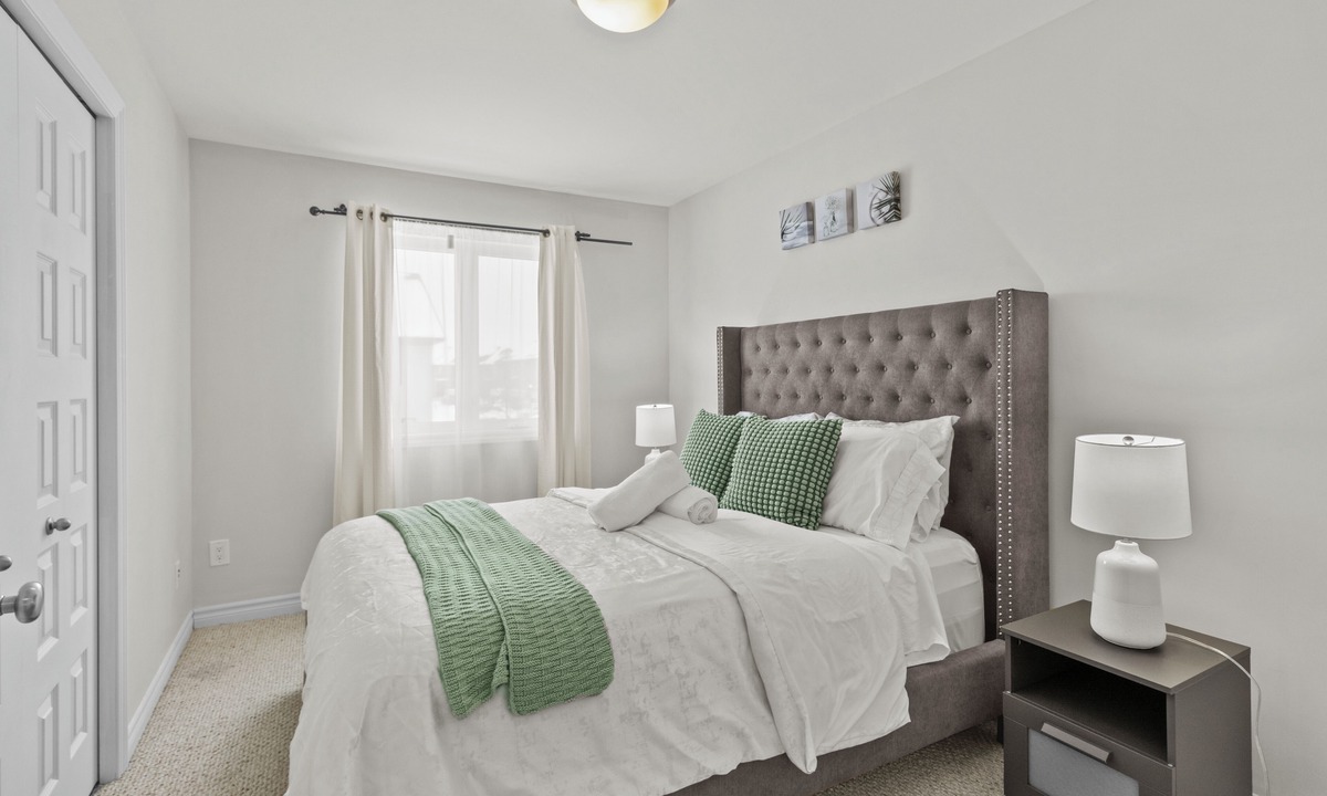 Plateau House | Peaceful and Spacious townhome with King Bed - 15 min from downtown Ottawa