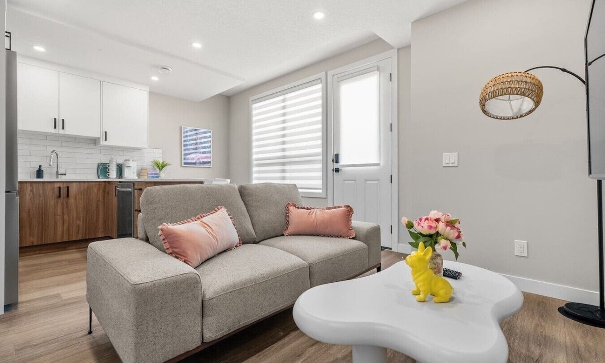 Banff Trail House | King Bed | Min to UofC | NEW