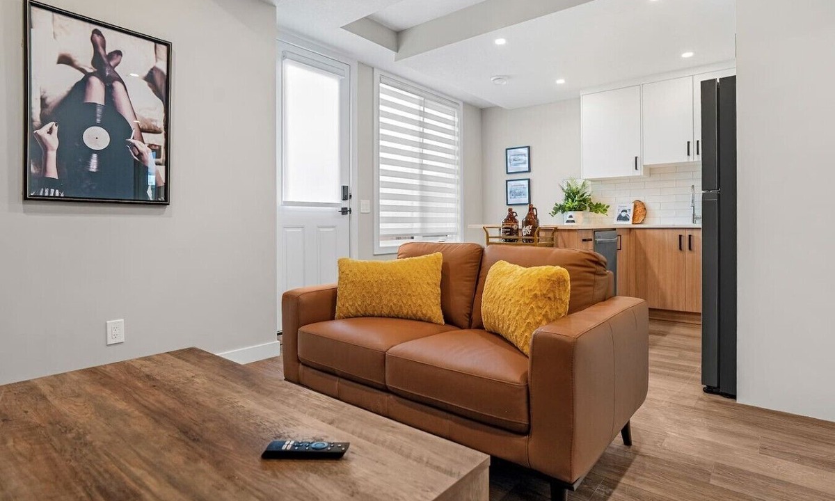 Banff Trail House | King Bed | Min to UofC | NEW