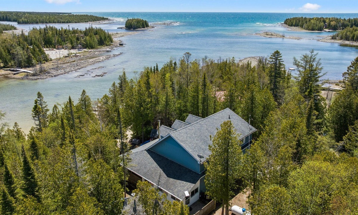 Miller Lake House | Bradley Harbour Shores | 5-Beds | Hot Tub | AC | Kayaks