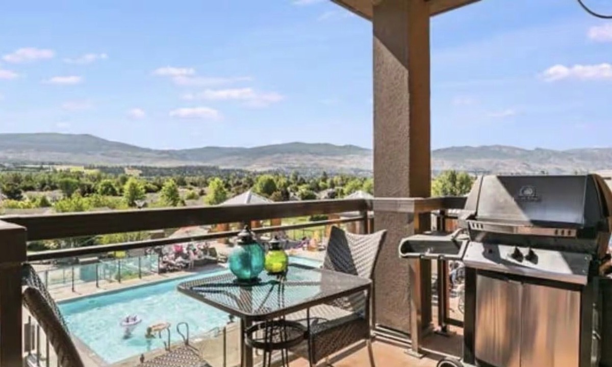 South Pandosy Condo | Okanagan escape- poolside retreat