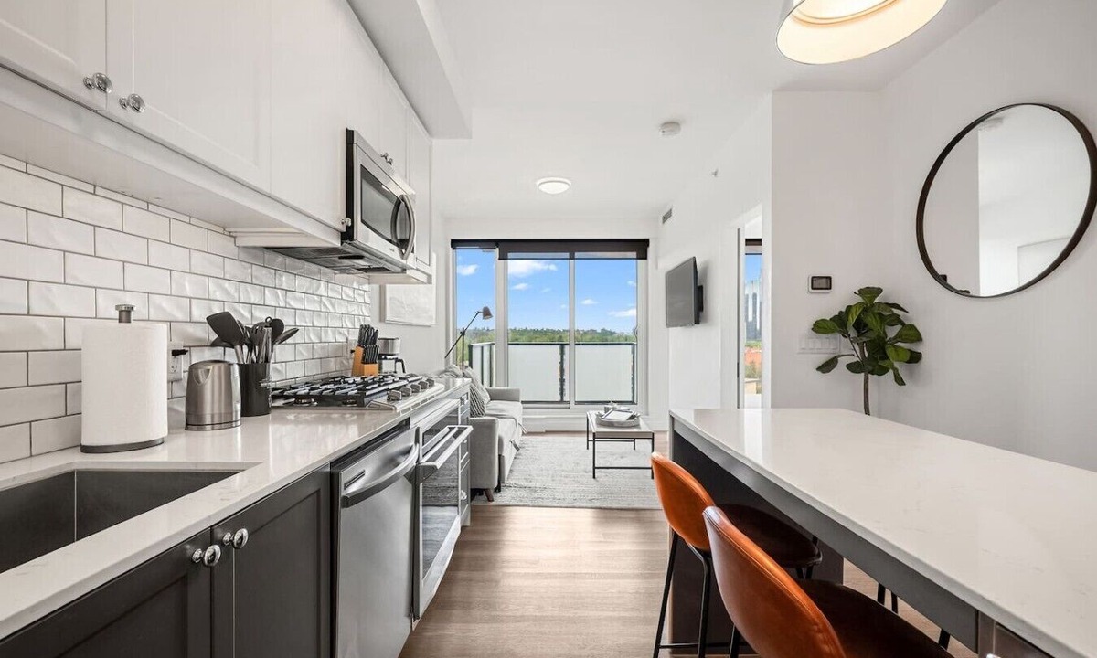 Kensington Apartment | NEW | 2 Bed | Pull out Sofa | UG Parking | AC
