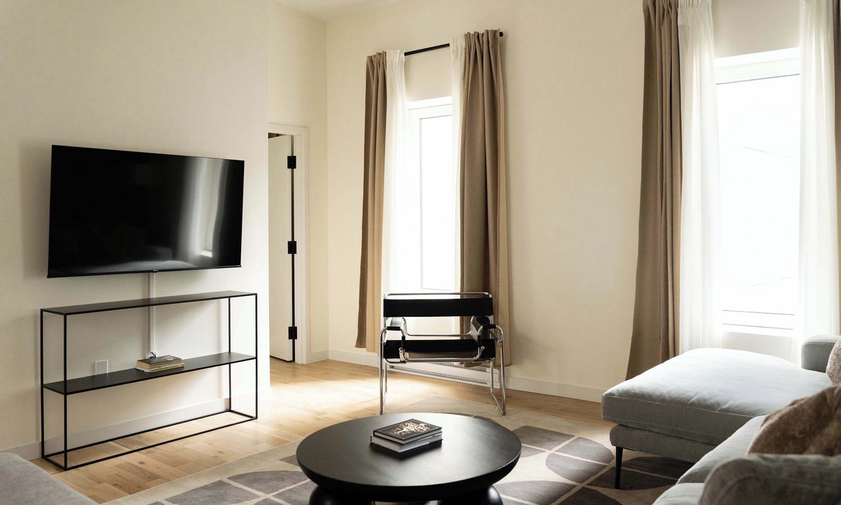 Old Montreal Apartment | Maison Place Jacques-Cartier Luxury One-Bedroom Apartment Old Montreal Freestanding bath Full Kitchen Skylight Wi-Fi AC