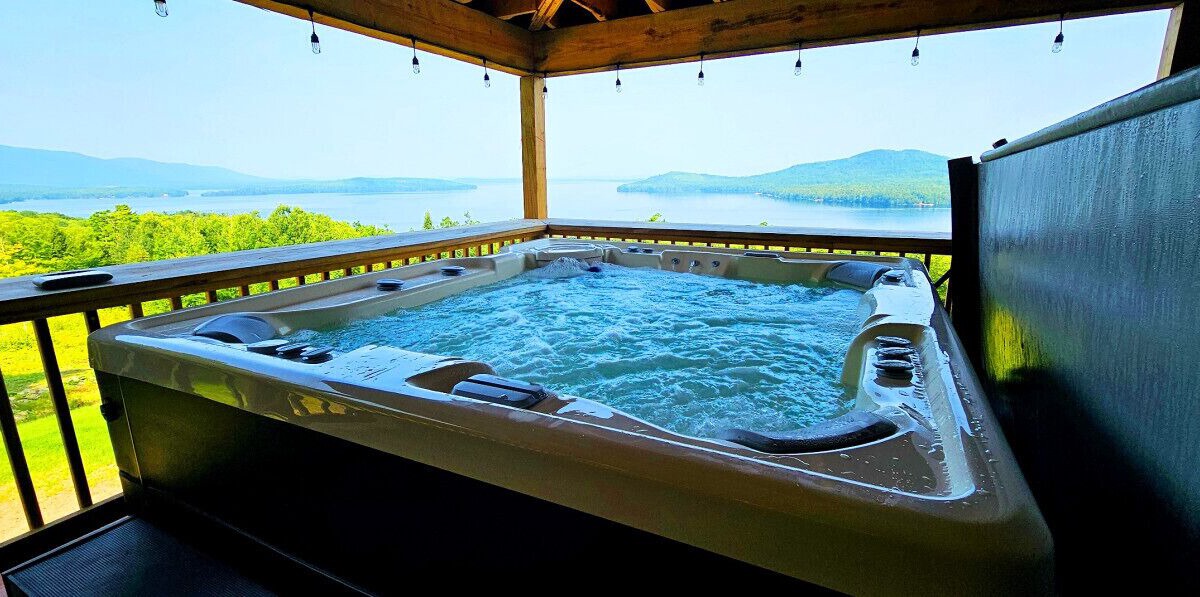 Greenville Cabin | Burnt Jacket Lodge *Lake/Mountain Views*Hot Tub*Pet Friendly*Kayaks*Shared Dock*Hiking Trails*A/C*Washer/Dryer*Sleeps 15