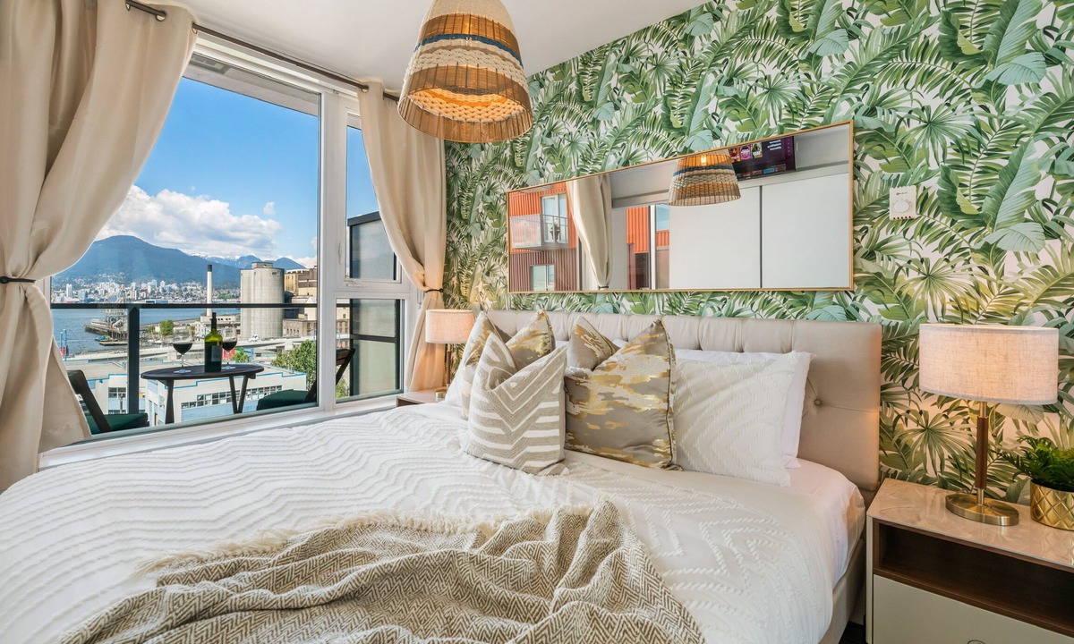 Downtown Eastside Apartment | Breathtaking Views of Mountains & Ocean Sleeps 4 - Fast Wifi & Secured Parking