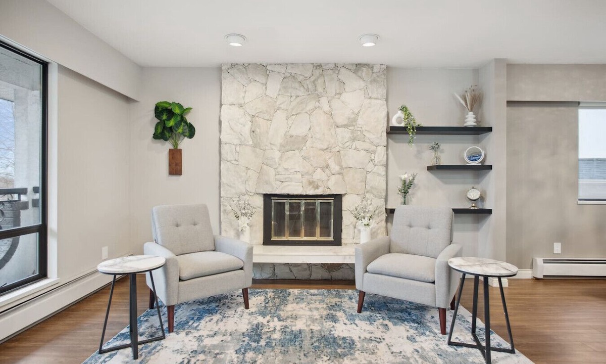 Killarney House | Large Multi-Family Retreat with 2 Car Garage