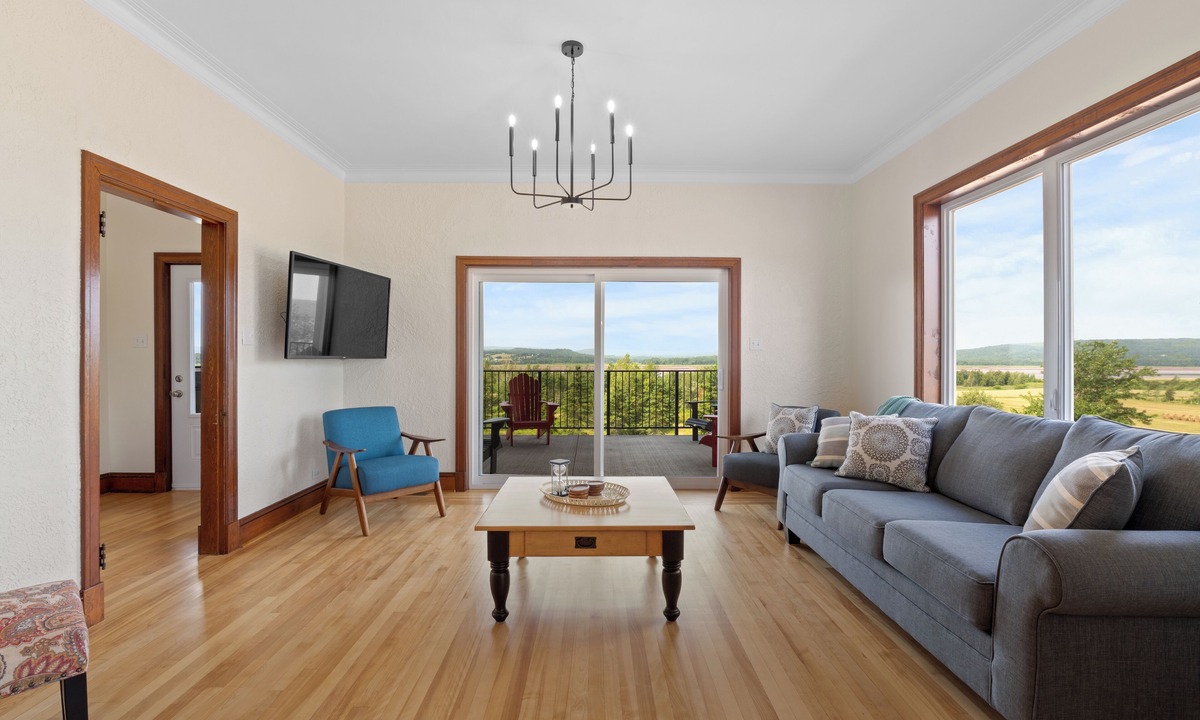 Memramcook House | Country Living Large 6 bedroom Home, newly renovated. 5 bathrooms, Amazing View.