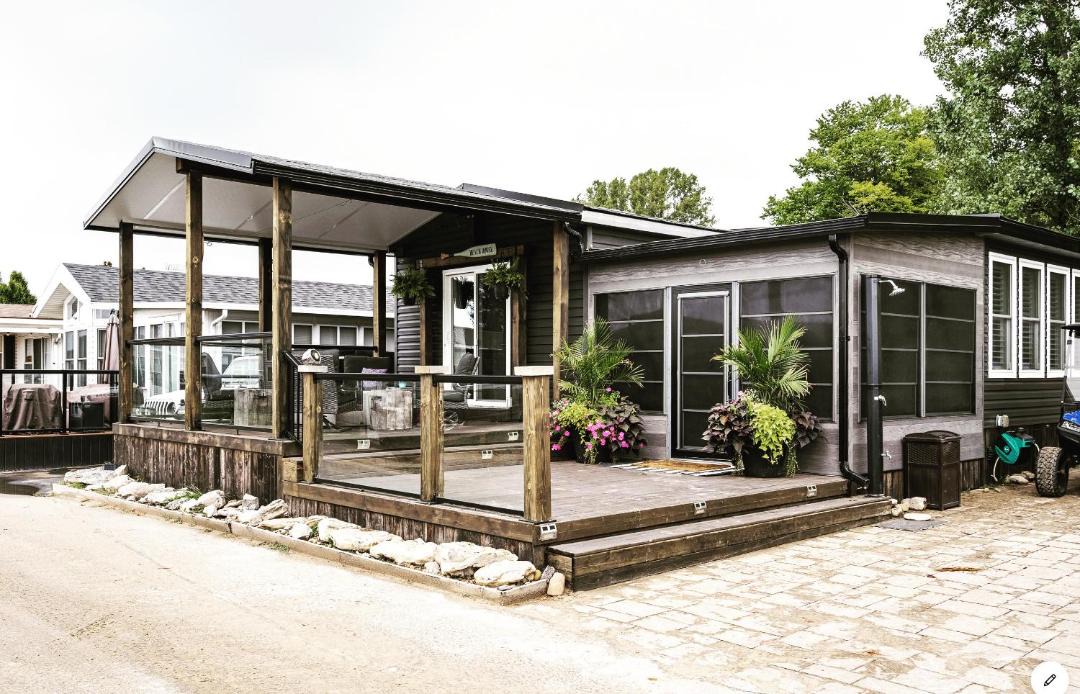 Sherkston Cabin | Lakefront Retreat with Fire pit perfect for families